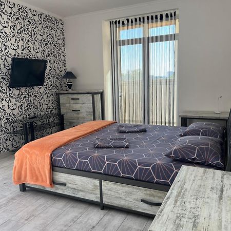 Home In Center With Jacuzzi 伊万诺-弗兰科夫斯克 外观 照片