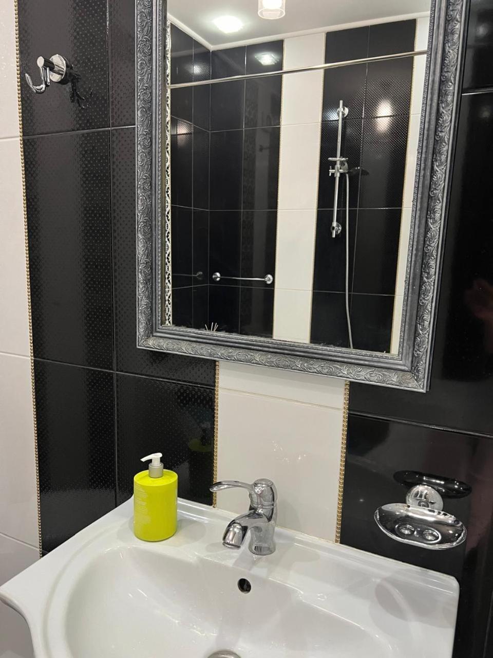 Home In Center With Jacuzzi 伊万诺-弗兰科夫斯克 外观 照片