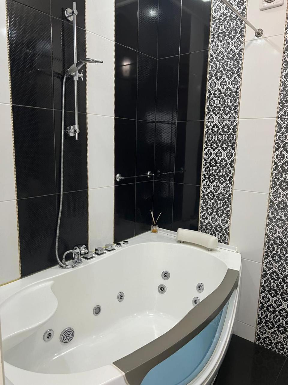 Home In Center With Jacuzzi 伊万诺-弗兰科夫斯克 外观 照片